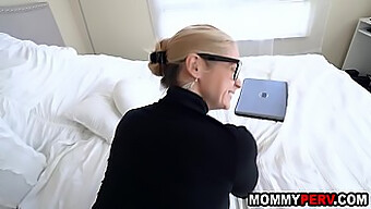 Blond Milf Odkrywa, Że Jej Syn Ogląda Hardkorowe Filmy Pov Z Jej Partnerem.