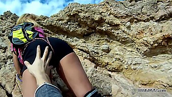 Una Joven Universitaria Europea Recibe Lecciones Al Aire Libre De Su Experimentado Instructor De Escalada.