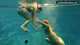 Andrea Och Monica Engagerar Sig I En Het Poolsession