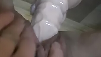 Gerçek Ev Kadını Ev Yapımı Videoda Dildo Ile Kendini Tatmin Ediyor