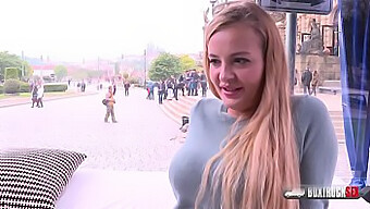 Candy Alexas Erste Sexuelle Outdoor-Erfahrung Mit Einer Dünnen Blondine